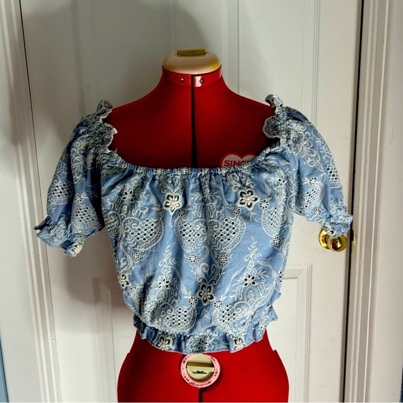 ➕Guess Light Blue crop shirt with ivory embroidery Large. NWOT - Picture 2 of 11